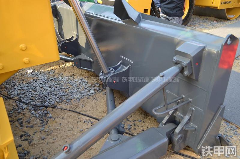 柳工B160推土机局部