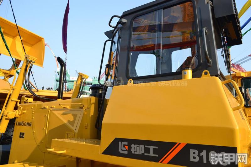 柳工B160推土机局部