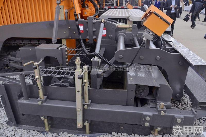 恒天九五SPSE90沥青摊铺机局部