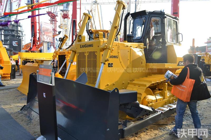 柳工B160推土机整机外观