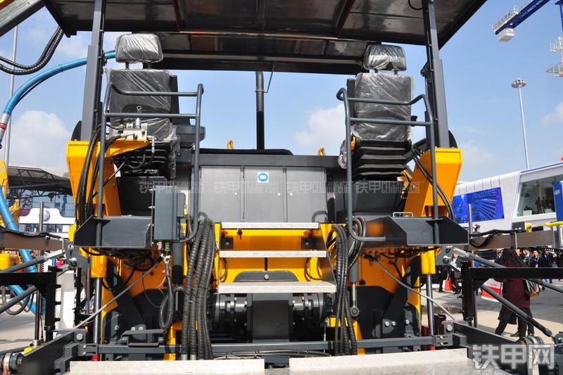 新筑股份MT9000SII沥青摊铺机局部