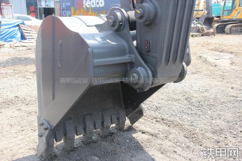 沃尔沃EC220D挖掘机局部