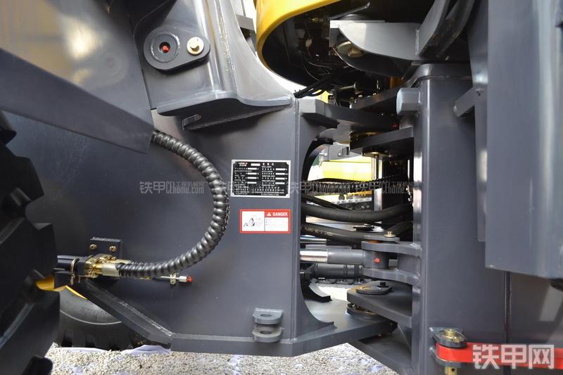 力士德CL956装载机局部