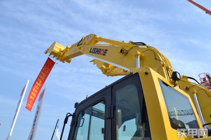 力士德SC230.8H混合动力挖掘机局部