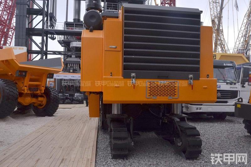 华通动力HM2100A铣刨机局部