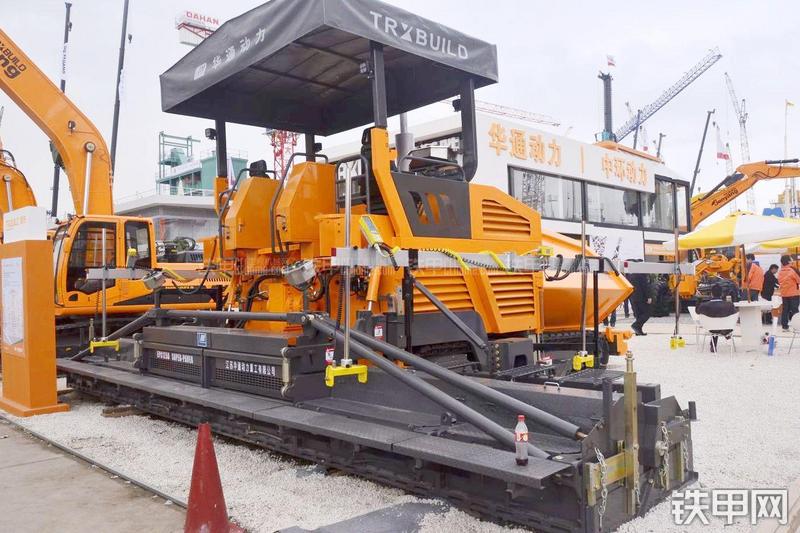 华通动力EPC125D沥青摊铺机整机外观