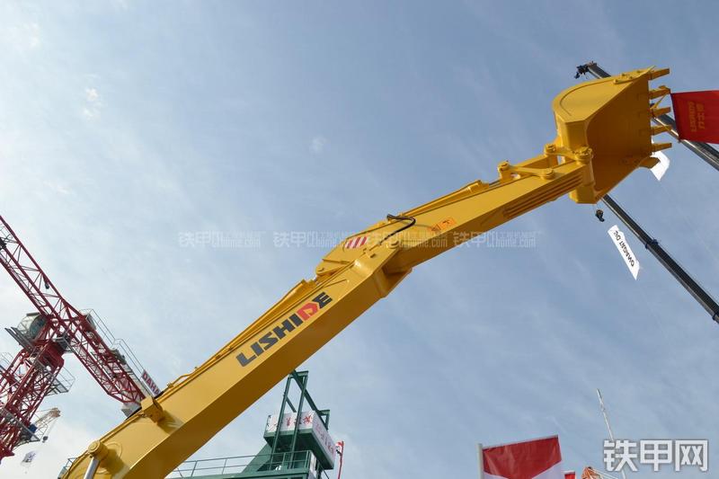 力士德SC230.8H混合动力挖掘机局部