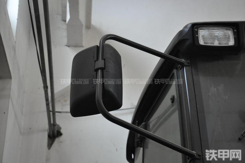 特雷克斯TLB820挖掘装载机局部