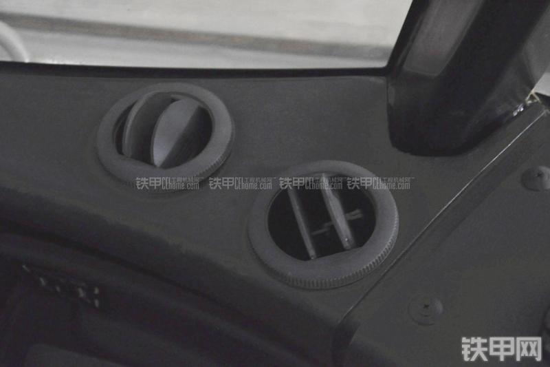 特雷克斯TLB820挖掘装载机局部