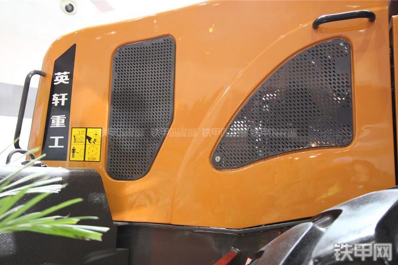 英轩重工YX656-LNG装载机局部