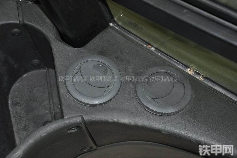 特雷克斯TLB820挖掘装载机局部