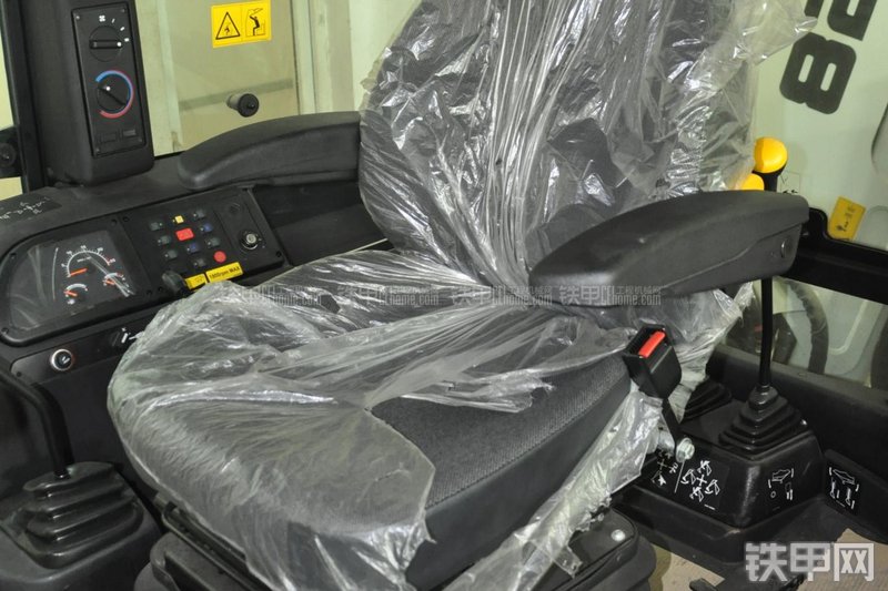 特雷克斯TLB820挖掘装载机局部