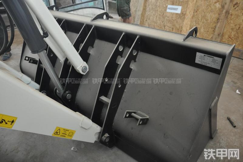 特雷克斯TLB820挖掘装载机局部