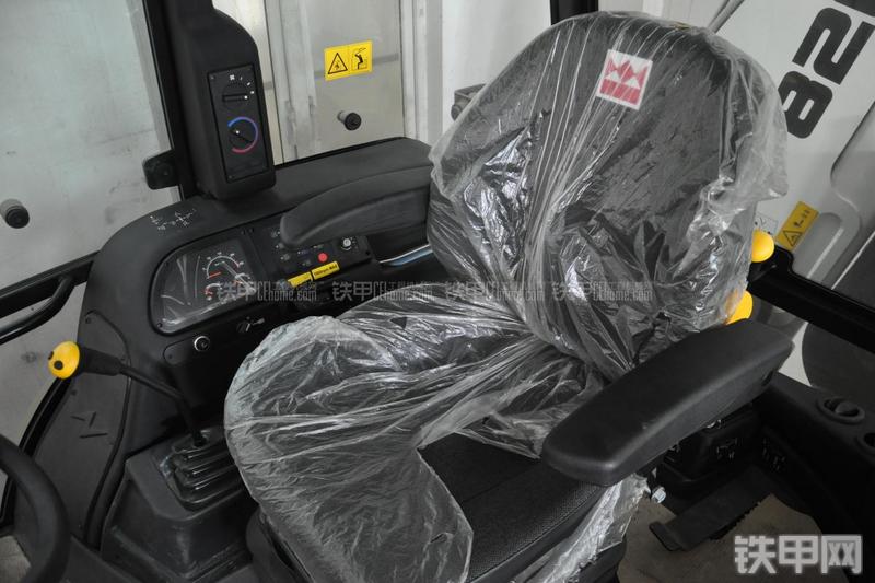 特雷克斯TLB820挖掘装载机局部