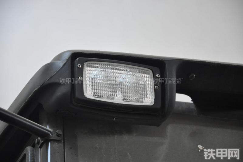 特雷克斯TLB820挖掘装载机局部