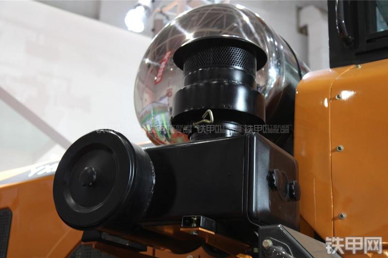 英轩重工YX656-LNG装载机局部