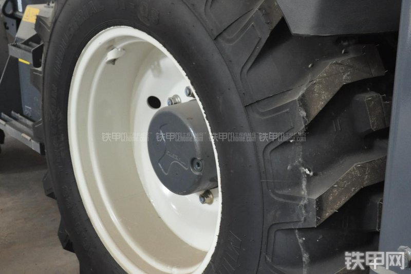 特雷克斯TLB820挖掘装载机局部