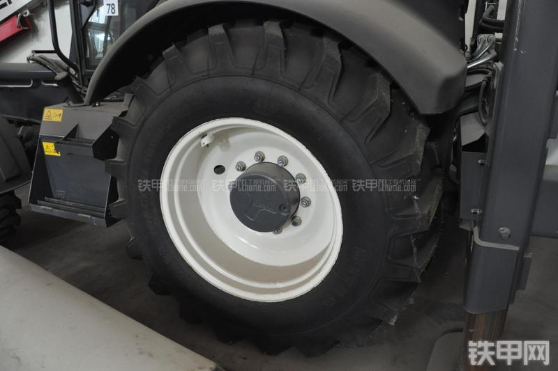 特雷克斯TLB820挖掘装载机局部