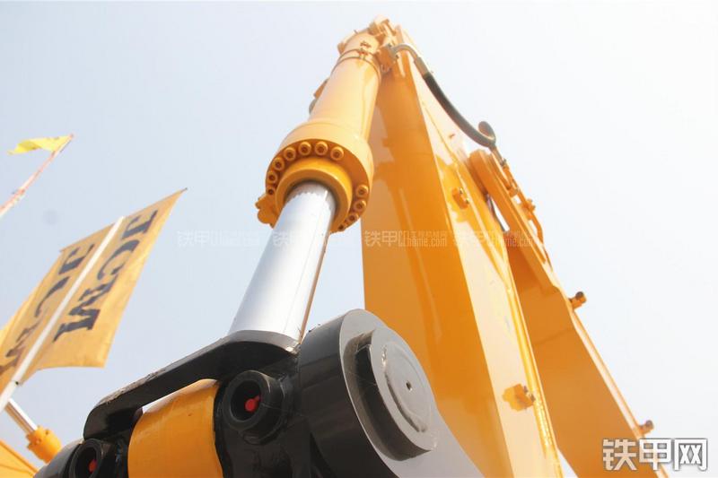 山重建机MC386LC-8挖掘机局部