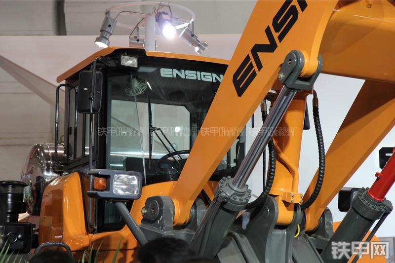 英轩重工YX656-LNG装载机局部