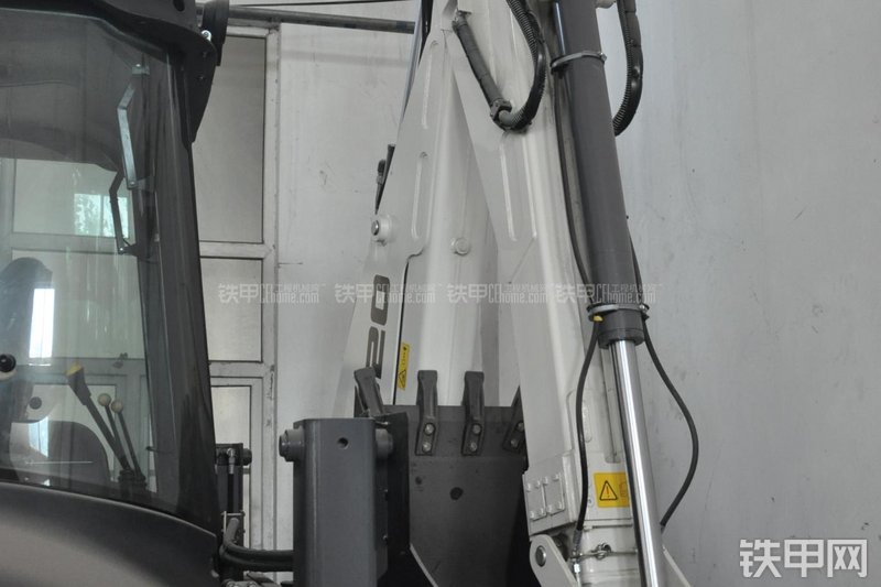 特雷克斯TLB820挖掘装载机局部