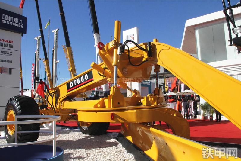 天工DT660平地机整机外观