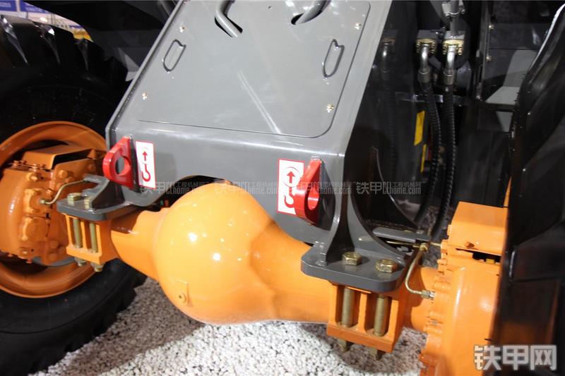 英轩重工YX656-LNG装载机局部
