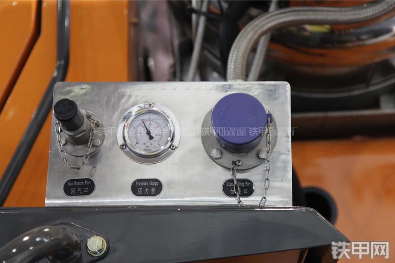 英轩重工YX656-LNG装载机局部