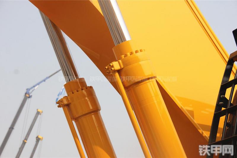 山重建机MC500LC-8挖掘机局部