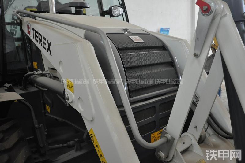 特雷克斯TLB820挖掘装载机局部