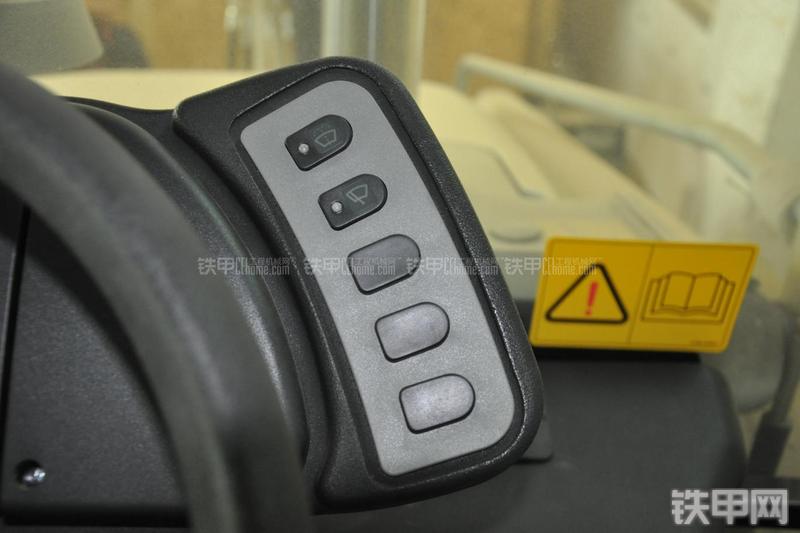 特雷克斯TLB820挖掘装载机局部