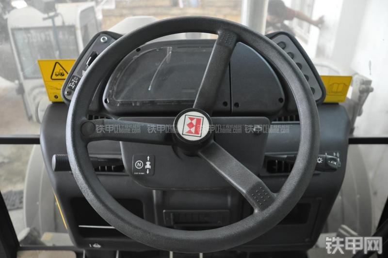 特雷克斯TLB820挖掘装载机局部