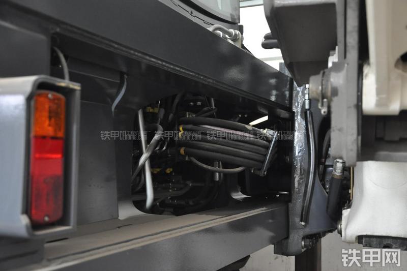 特雷克斯TLB820挖掘装载机局部