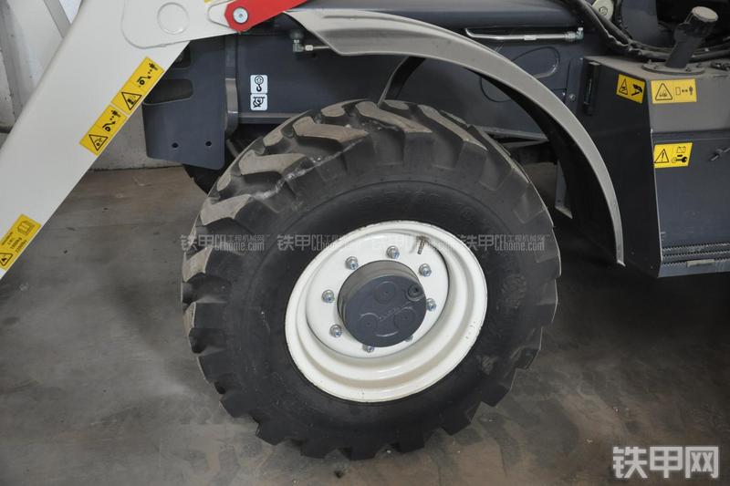 特雷克斯TLB820挖掘装载机局部