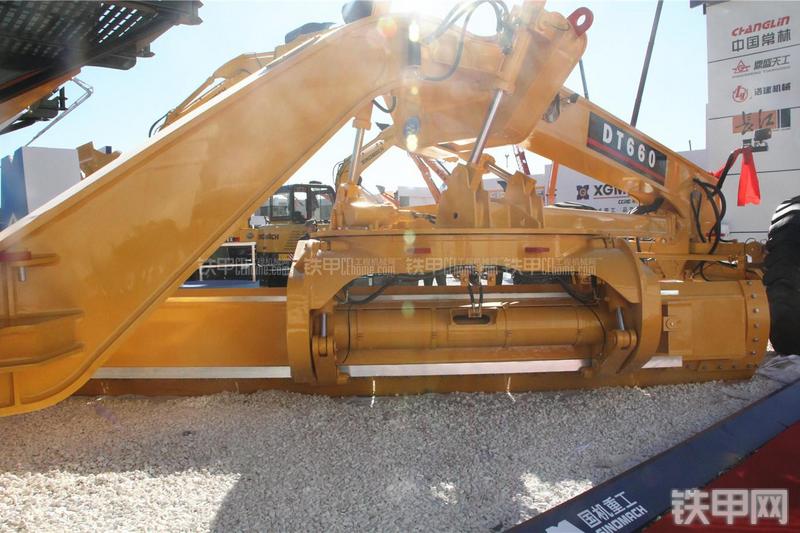 天工DT660平地机局部