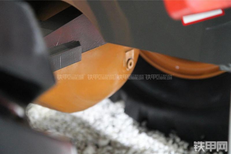 英轩重工YX656-LNG装载机局部