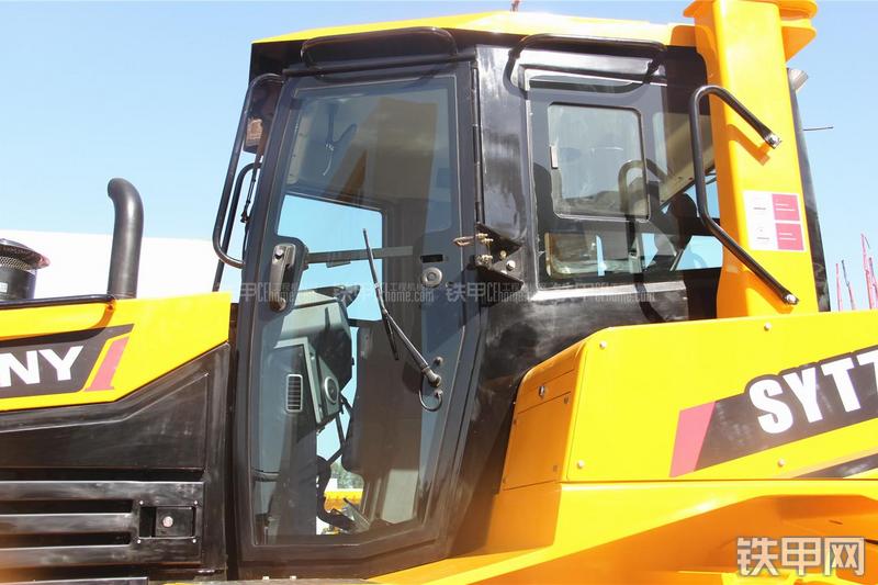 三一重工SYT70推土机局部
