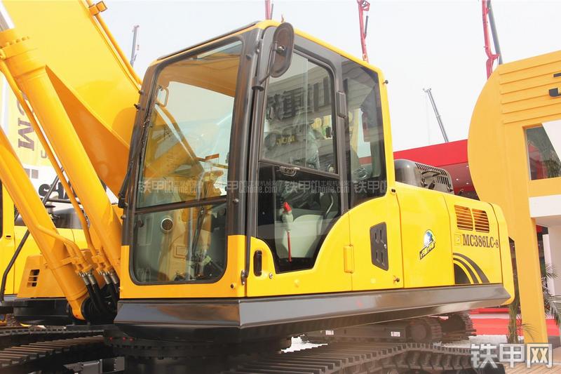山重建机MC386LC-8挖掘机局部