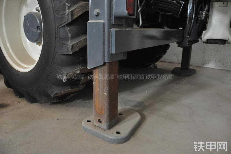 特雷克斯TLB820挖掘装载机局部