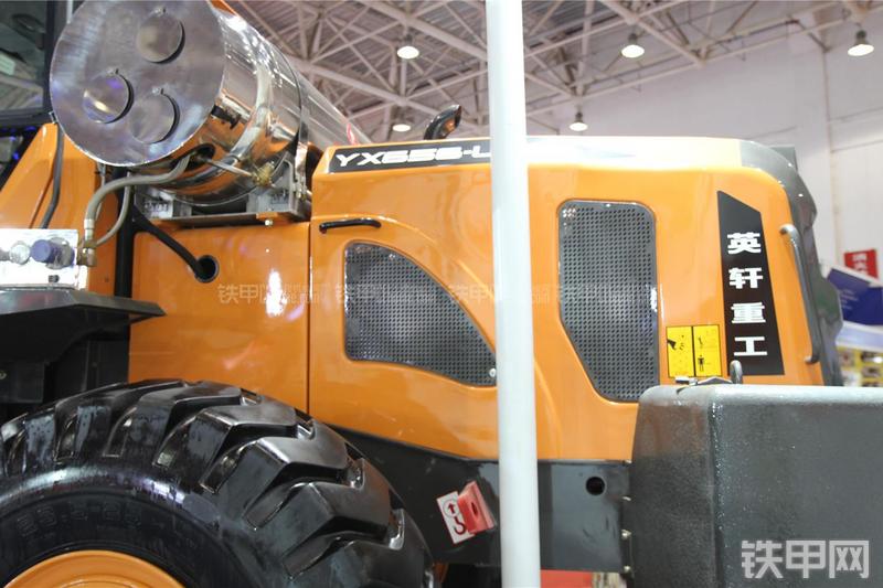 英轩重工YX656-LNG装载机局部