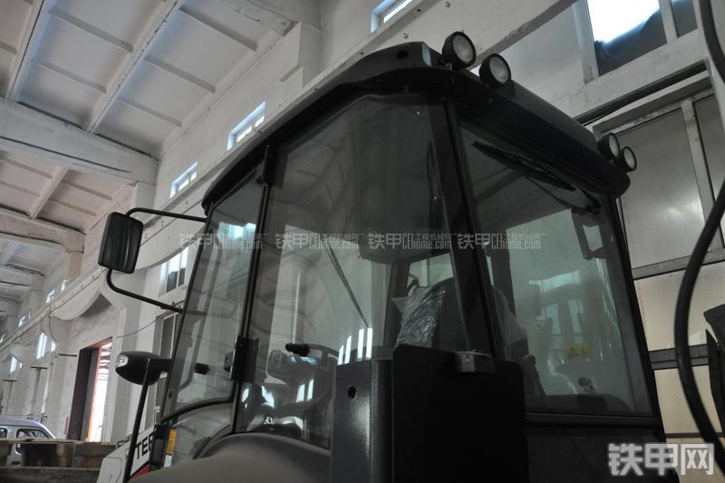 特雷克斯TLB820挖掘装载机局部