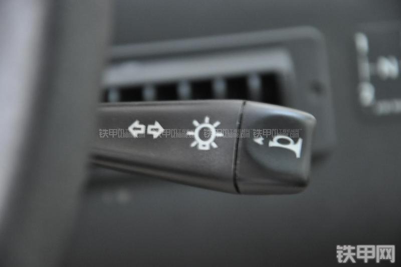 特雷克斯TLB820挖掘装载机局部