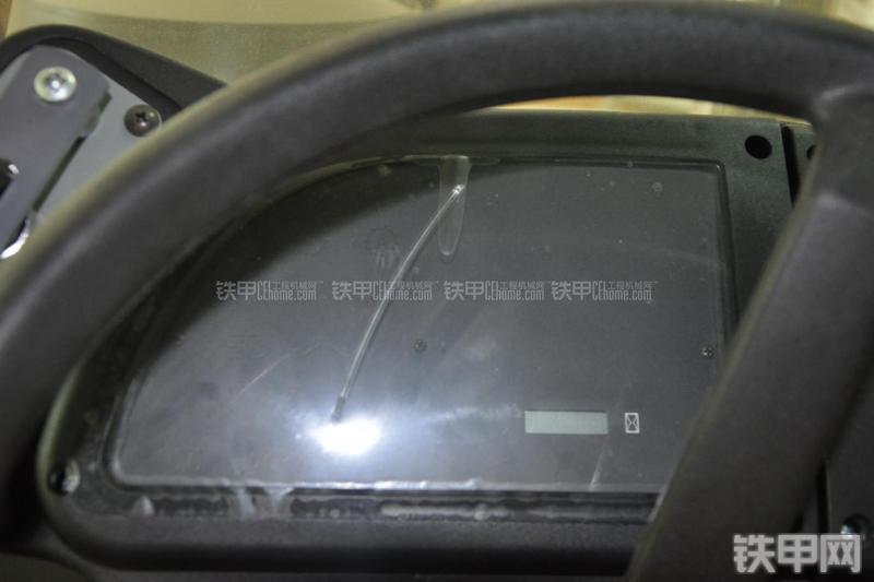 特雷克斯TLB820挖掘装载机局部