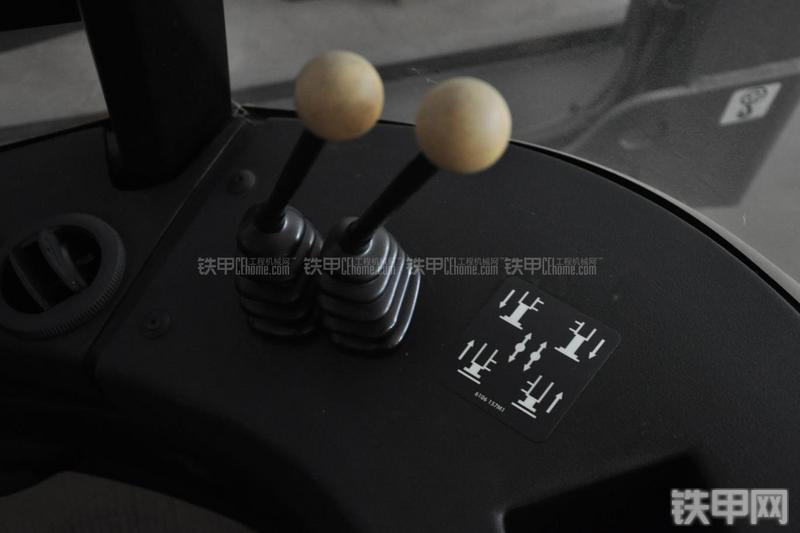 特雷克斯TLB820挖掘装载机局部