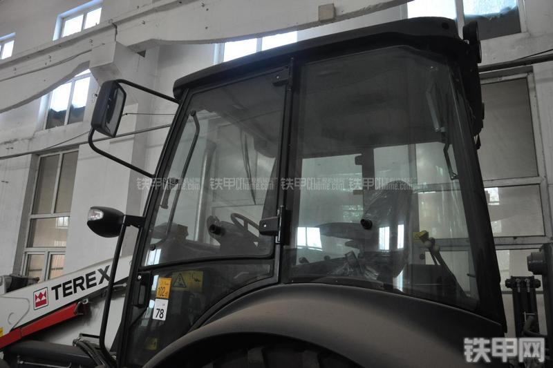 特雷克斯TLB820挖掘装载机局部