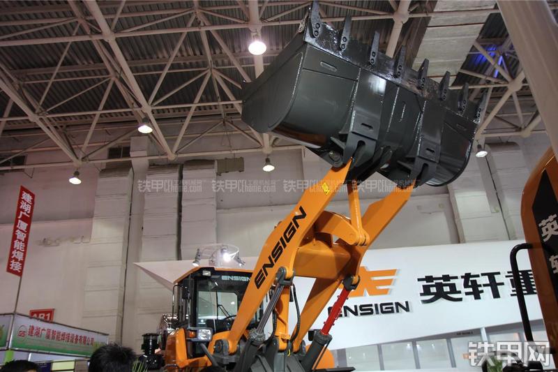 英轩重工YX656-LNG装载机局部