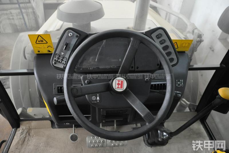 特雷克斯TLB820挖掘装载机局部