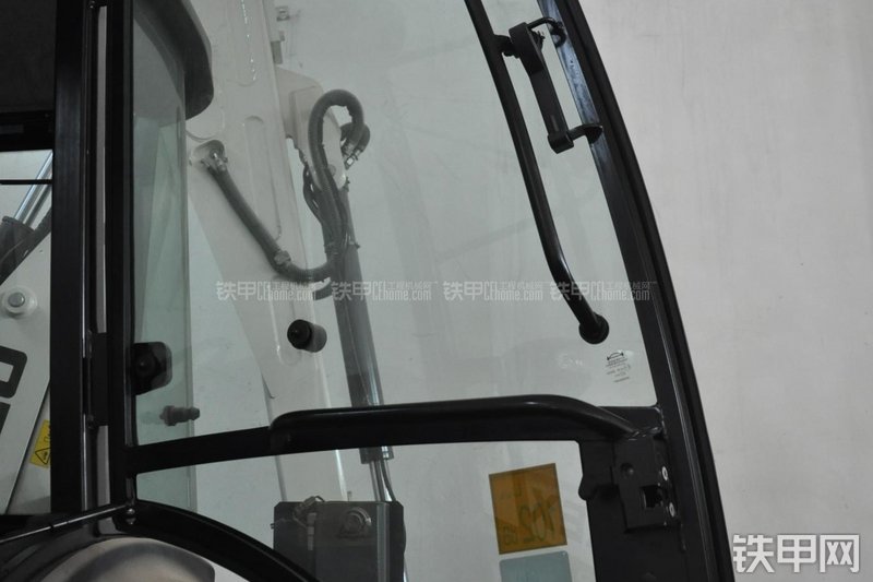 特雷克斯TLB820挖掘装载机局部