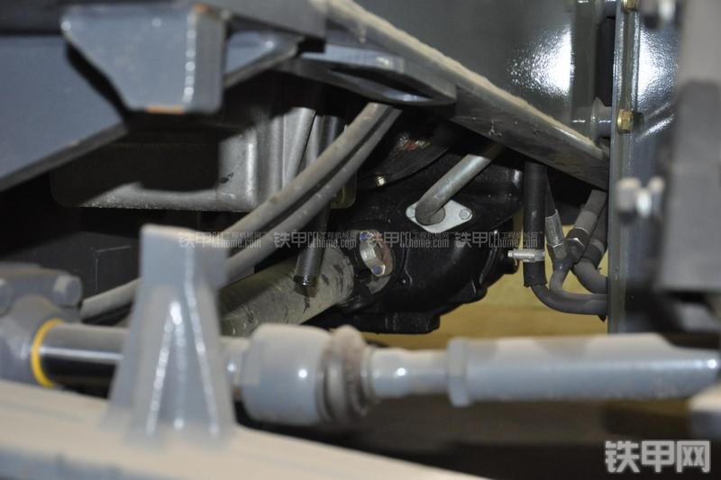 特雷克斯TLB820挖掘装载机局部