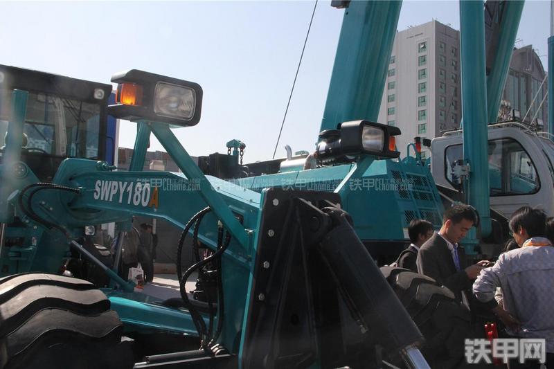 山河智能SWPY180A平地机局部